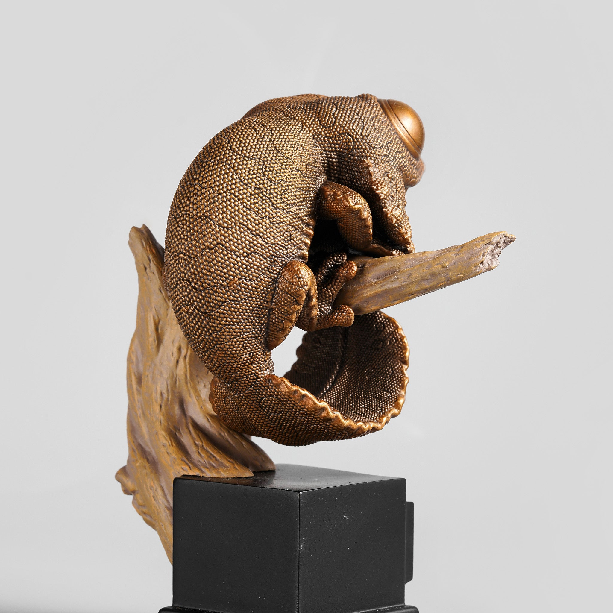 Bronze Leaf-Tailed Geckos Statue