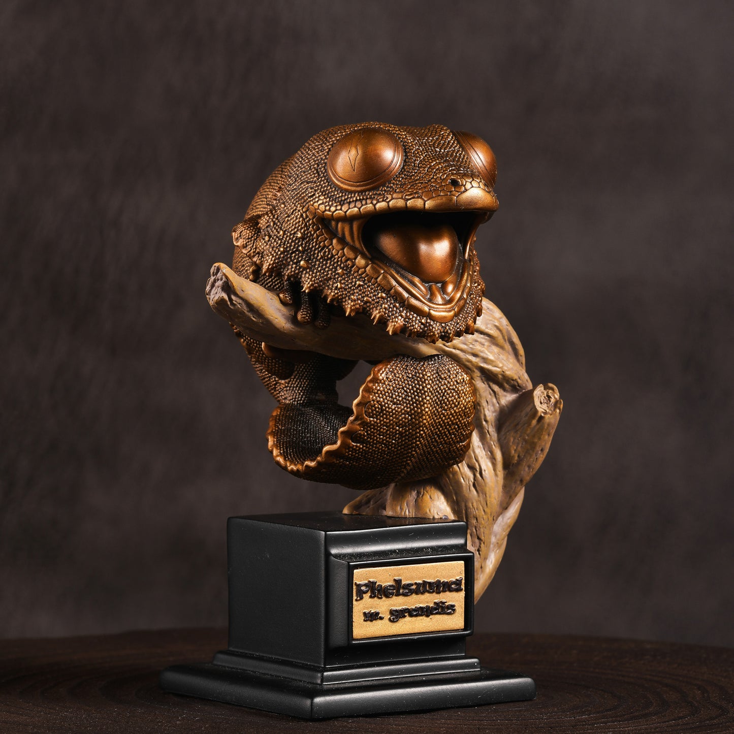 Bronze Leaf-Tailed Geckos Statue