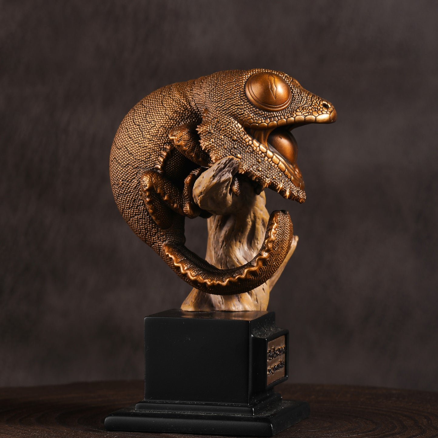Bronze Leaf-Tailed Geckos Statue