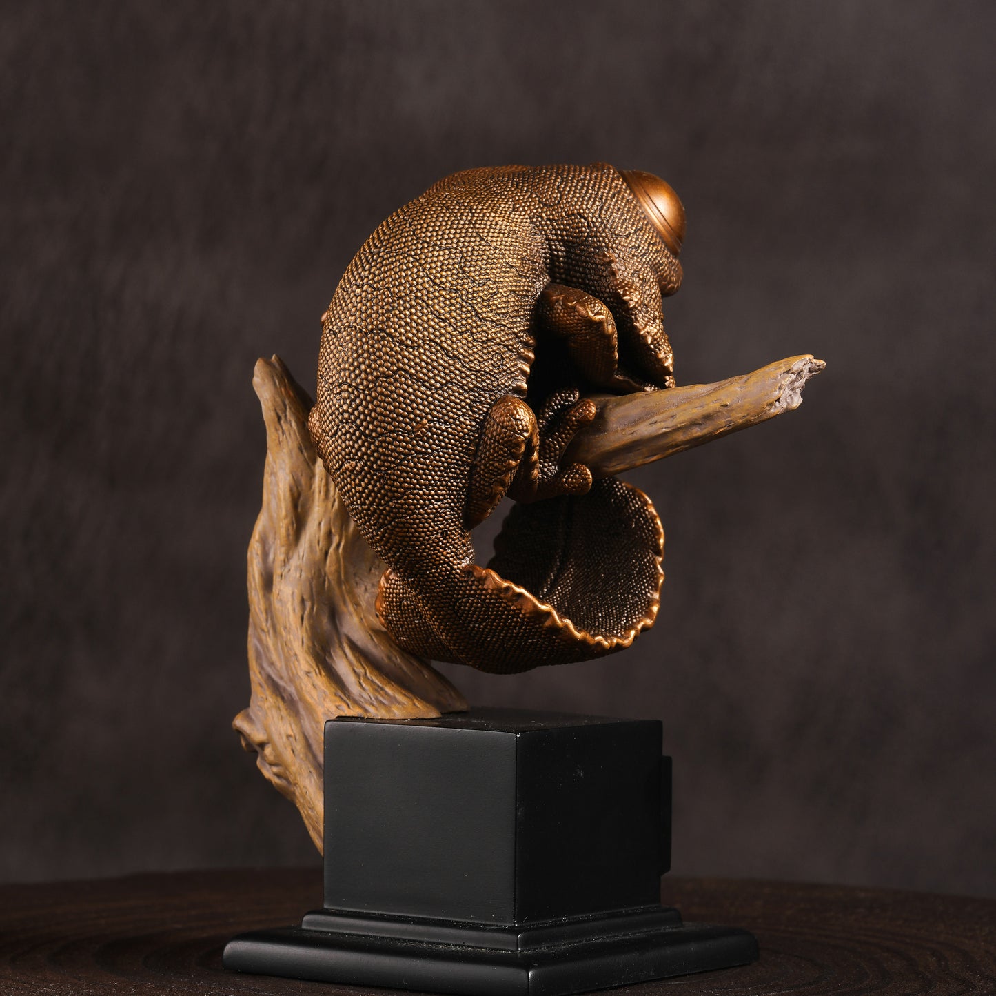 Bronze Leaf-Tailed Geckos Statue