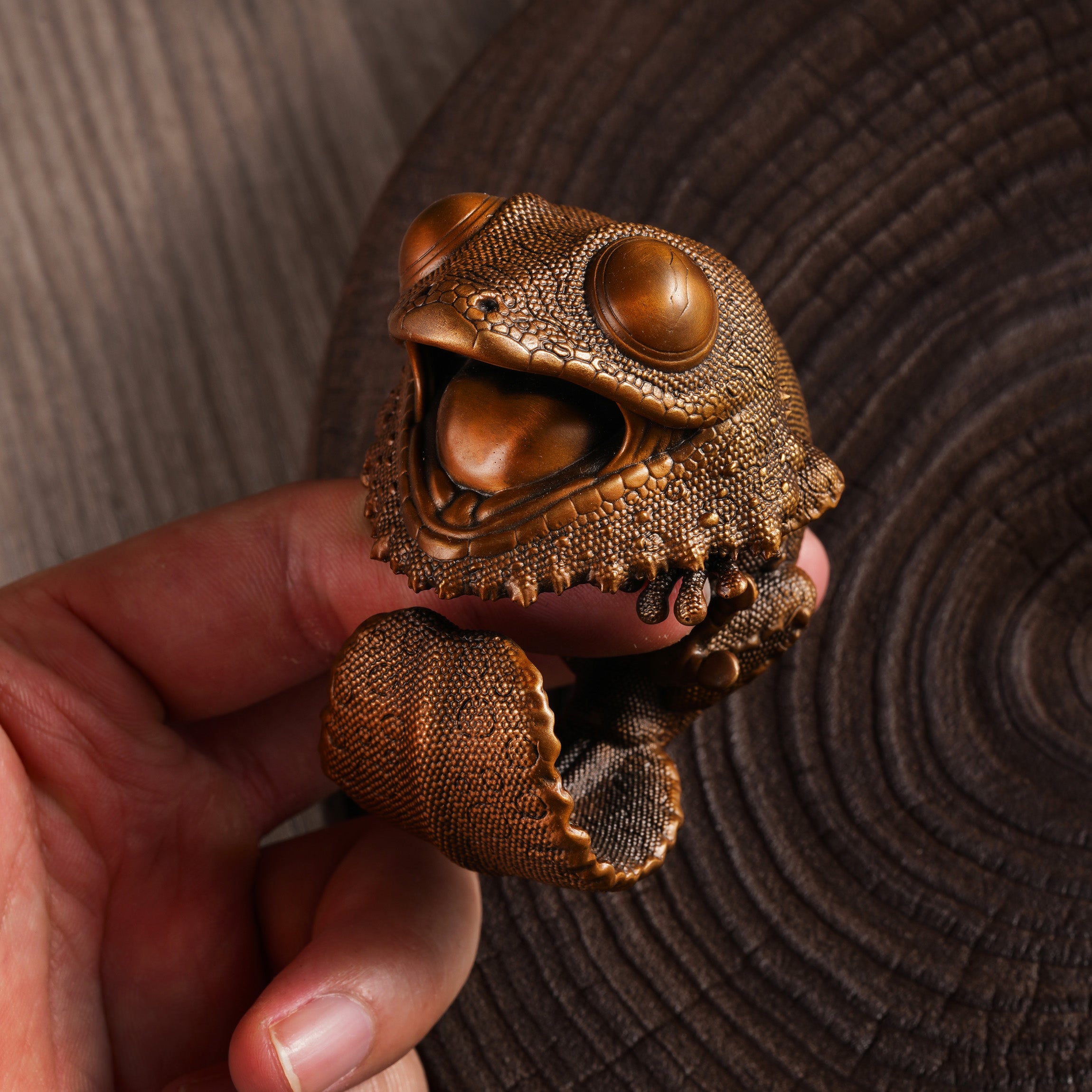 Bronze Leaf-Tailed Geckos Statue