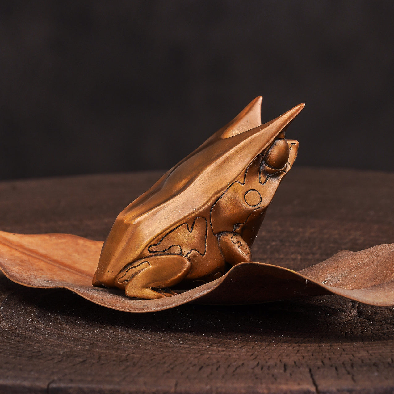 Horned leaf frog bronze figurine